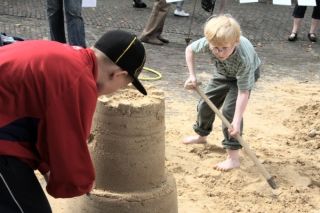 Twee kinderen maken een bouwwerk van zand